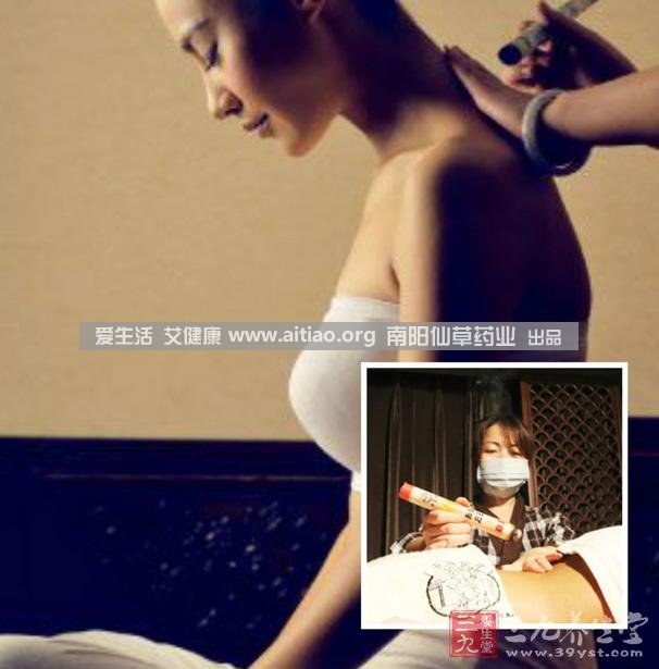 足三里穴是位于外膝的下3寸、脛骨外側(cè)一橫指左右的位置，艾灸10-15分鐘即可，需堅(jiān)持一段時(shí)間，很快可以看到祛濕的效果。