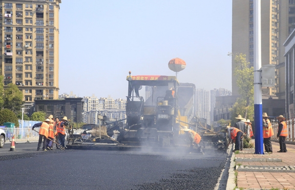 2020年3月20日上午，宜春市高士北路路面改造工程快速推進，施工現(xiàn)場一片繁忙景象